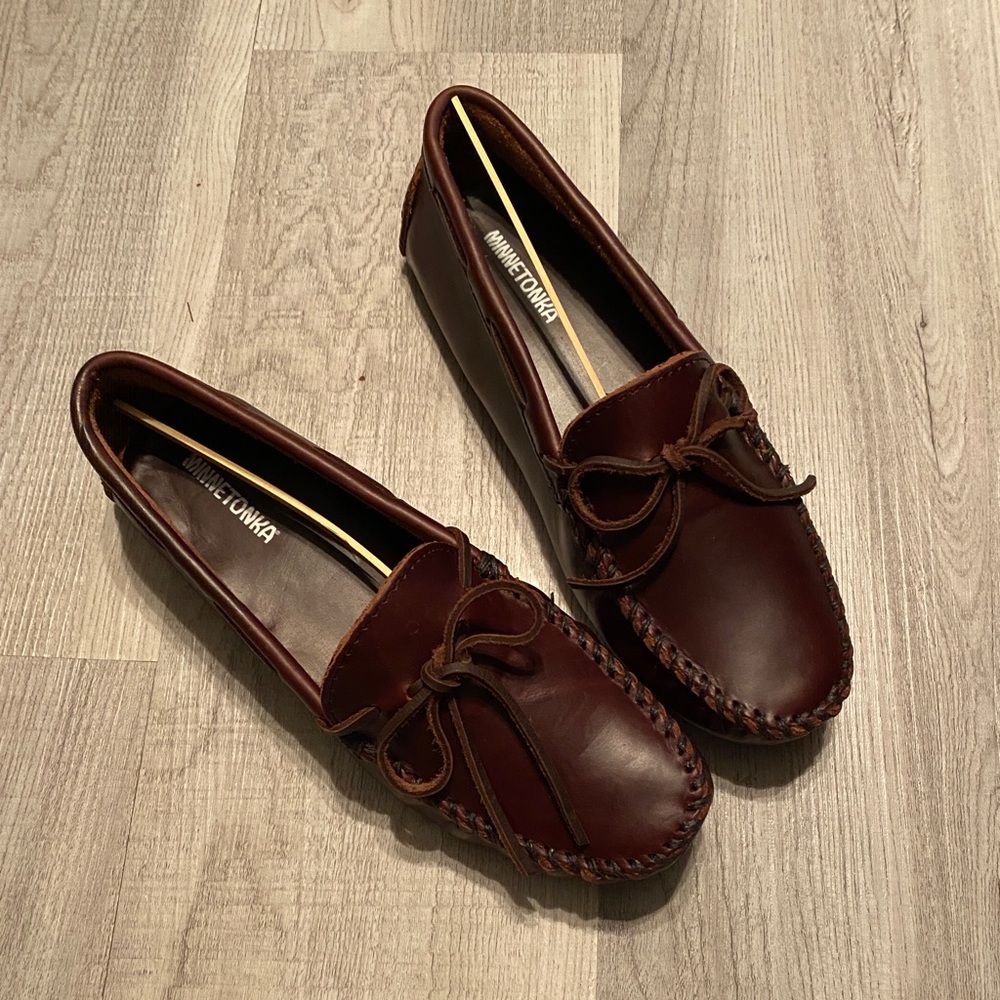 Mens Minnetonka Moccasins size 10 classic driver style in dark brown